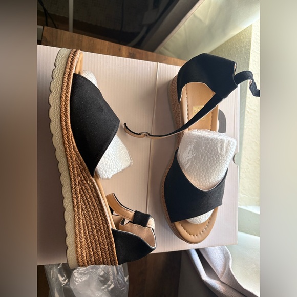 Casual And Stylish Women Peep Toe Wedges With Thick Soles - Picture 3 of 4